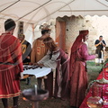 MONTANER - banquet médiéval au château de Gaston Fébus organisé par l'Association "Le Tailloir" : distribution de l'Hypocras pour commencer le repas   