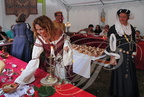 MONTANER - banquet médiéval au château de Gaston Fébus organisé par l'Association "Le Tailloir" : distribution du premier plat (pois chiches, ventrèche et cheddar)