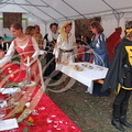MONTANER_banquet_medieval_au_chateau_de_Gaston_Febus_organise_par_l_Association_Le_Tailloir_distribution_du_premier_plat_pois_chiches_ventreche_et_cheddar_.jpg
