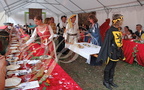 MONTANER - banquet médiéval au château de Gaston Fébus organisé par l'Association "Le Tailloir" : distribution du premier plat (pois chiches, ventrèche et cheddar) 