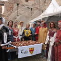 Association_Le_Tailloir_repas_medieval_au_chateau_de_Montaner_65_les_membres_de_l'association_presentant_le_repas.jpg