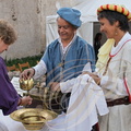 MONTANER - banquet médiéval au château de Gaston Fébus organisé par l'Association "Le Tailloir" : avant le repas, toilette des mains à l'eau parfumée à la sauge et au tagete