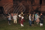 MONTANER - banquet médiéval au château de Gaston Fébus organisé par l'Association "Le Tailloir" : danse médiévale à la fin du repas pour tous les convives animée par le sacqueboutier de la Compagnie des Musiciens Routiniers de Roques (32)