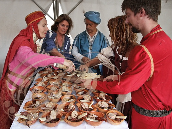 MONTANER - banquet médiéval au château de Gaston Fébus organisé par l'Association "Le Tailloir" : préparation du repas