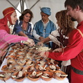 MONTANER - banquet médiéval au château de Gaston Fébus organisé par l'Association "Le Tailloir" : préparation du repas