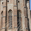 IBOS - la collégiale Saint-Laurent :  l'abside (détail de la construction en briques foraines et galets)