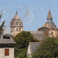 IBOS - la collégiale Saint-Laurent :  les clochers émergeant au-dessus des maisons