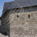 IBOS - maison traditionnelle : mur en galets et toiture en ardoises typiques