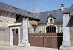 IBOS - maison traditionnelle : mur en galets, porche et toiture typiques
