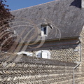 IBOS - maison traditionnelle : mur en galets et toiture en ardoises typiques avec des lucarnes 