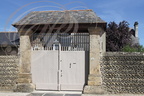 IBOS - maison traditionnelle : mur en galets, porche et toiture en ardoises typiques  
