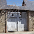 IBOS - maison traditionnelle : mur en galets, porche et toiture en ardoises typiques   
