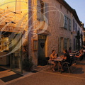 SAINT-ANTOINE-de-PONT-d'ARRATZ - rue de la Commanderie : restaurant La Coquille (la terrasse un soir d'été)