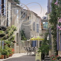 SAINT-ANTOINE-de-PONT-d'ARRATZ - rue de la Commanderie : terrasse du restaurant La Coquille
