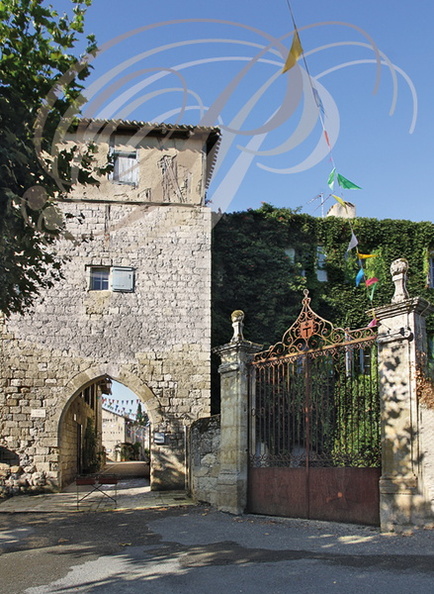 SAINT-ANTOINE-de-PONT-d'ARRATZ - la porte de la ville et le portail de la Commanderie