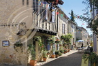SAINT-ANTOINE-de-PONT-d'ARRATZ - rue de la Commanderie : restaurant "La Coquille (la terrasse en été)