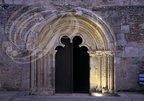 SAINT-ANTOINE-de-PONT-d'ARRATZ - église Saint-Antoine le Grand : façade et son portail trilobé de style hispano-mauresque encadré d'arcs en plein cintre 