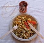 TERMES-D'ARMAGNAC - fête médiévale : repas du soir (poulet au safran et fromenté aux Légumes servis dans des assiettes en carton recyclé avec des couverts en bambou) 
