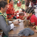 TERMES-D'ARMAGNAC - fête médiévale :  fabrication d'une cotte de mailles