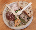 TERMES-D'ARMAGNAC - fête médiévale : repas du midi (charcuterie locale et crudités servies dans des assiettes en carton recyclé avec des couverts en bambou)