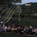  GRÉZELS - château de La Coste (au fond) : pique-nique dans le parc du château de Cayrou