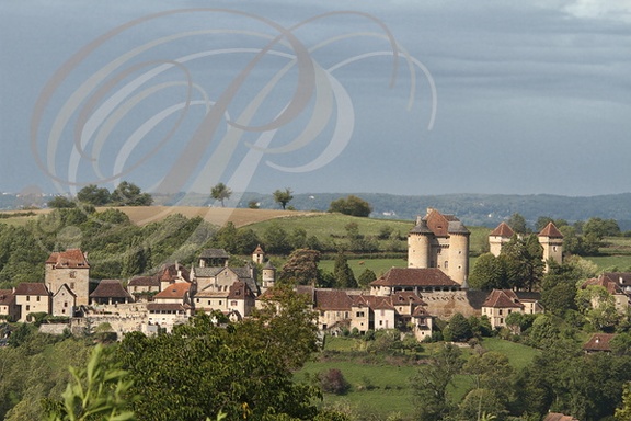 CUREMONTE -  vue depuis l'Est (de gauche à droite : le château de Johannie, la halle, l'église, les maisons fortes de Plas et de Saint-Hilaire)