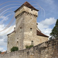 CUREMONTE - castrum et son mur d'enceinte vu du Sud-Ouest : maison forte de Saint-Hilaire (la tour carrée primitive du XIVe siècle)