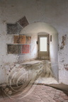 CUREMONTE - castrum : maison forte de Plas (fenêtre et un coussiège)