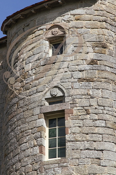 CUREMONTE - castrum : maison forte de Saint-Hilaire (fenêtres surmontées de blasons : detail de la première tour d'escalier 