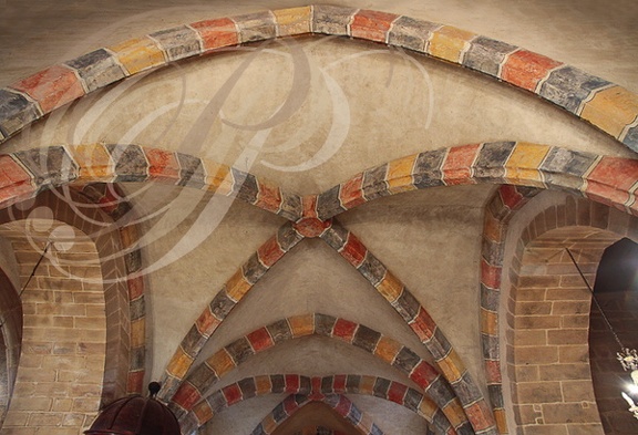 CUREMONTE - église Saint-Barthélémy : la nef voutée en croisées d'ogives polychromes