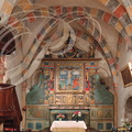 CUREMONTE - église Saint-Barthélémy : le chœur (retable central polychrome daté de 1672)