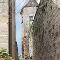 CUREMONTE - ruelle séparant l'église du mur d'enceinte du castrum - au fond : une tour d'angle de l'enceinte