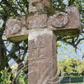 CUREMONTE - église Saint-Genest : croix de l'ancien cimetière représentant la lune à gauche, le soleil à droite et l'Eucharistie au centre