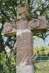 CUREMONTE - église Saint-Genest : croix de l'ancien cimetière représentant la lune à gauche, le soleil à droite et l'Eucharistie au centre