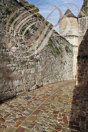 CUREMONTE - ruelle derrière l'église : enceinte du castrum et une de ses tours d'angle