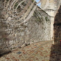 CUREMONTE - ruelle derrière l'église : enceinte du castrum et une de ses tours d'angle