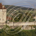 CUREMONTE -  vue panoramique depuis l'Est : castrum et son enceinte (les maisons fortes de Saint-Hilaire et de Plas) - à droite : église Saint-Barthélémy et le château de la Johannie