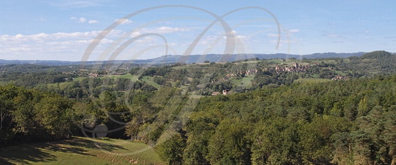 CUREMONTE -  vue panoramique depuis le Puy Turlau au Sud-Est, le village à droite, à l'horizon à gauche : la forteresse de Turenne