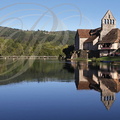 BEAULIEU-SUR-DORDOGNE - plan d'eau sur la Dordogne - chapelle des Pénitents (à droite) - au fond : la passerelle des Aubarèdes     