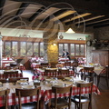 CUREMONTE - restaurant LA BARBACANE de Marlène et Jérome Miquel : salle du restaurant avec le panorama sur la vallée de la Sourdoire