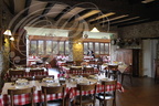 CUREMONTE - restaurant LA BARBACANE de Marlène et Jérome Miquel : salle du restaurant avec le panorama sur la vallée de la Sourdoire