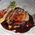 Escalope de FOIE GRAS et oeuf pochés dans une sauce au vin rouge sur une tartine de cèpes (restaurant La Barbacane à Curemonte - 19)