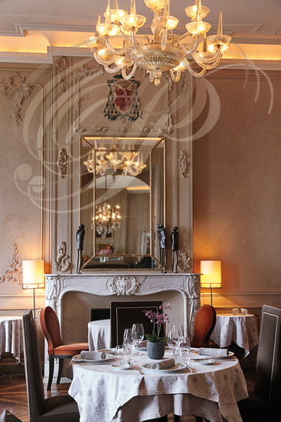 Chateau_de_Mercues_une_salle_du_restaurant_.jpg