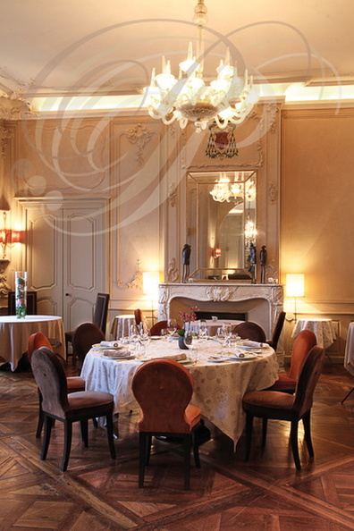 Chateau_de_Mercues_une_salle_du_restaurant___.jpg