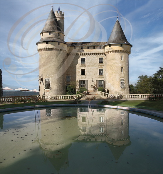 Chateau_de_Mercues_reflet_dans_le_bassin.jpg
