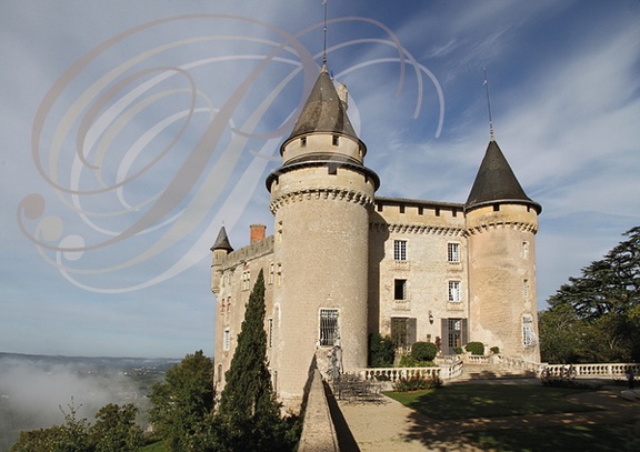 Château de Mercuès  (Relais et Châteaux) - façades dominant la vallée du Lot et sur le parc 