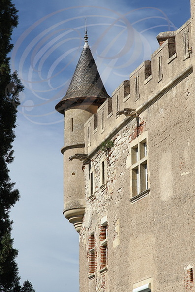 Chateau_de_Mercues_facade_dominant_la_vallee_du_Lot_echauguette.jpg