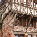 MEYSSAC - maison en pan de bois en croix de Saint-André et encorbellement soutenu par des consoles de bois