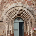 MEYSSAC - église Saint-Vincent : portail (XIIe siècle) roman limousin (archivolte en damier)