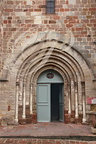 MEYSSAC - église Saint-Vincent : portail (XIIe siècle) roman limousin (archivolte en damier)